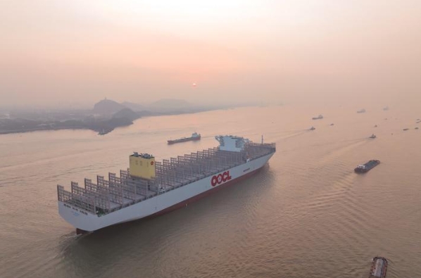全球最大集裝箱船在通出江試航